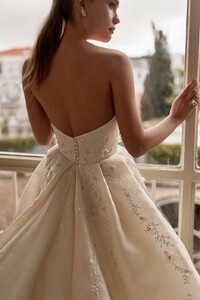 Lihi Hod SS2023 Bridal Couture Collection 'Noa' Gown (2).jpeg