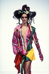 1252387812_JohnGalliano1993WomenRTW54.thumb.jpg.6cb755affe4bfeee7aa980a92fe78b33.jpg