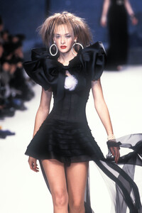 1270235350_Chanel1995HauteCouture136.thumb.jpg.656972e45d462ddebc785da4c4277a8a.jpg