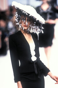 1287353890_Chanel1995HauteCouture113.thumb.jpg.3083dc602a139fe1a8ea834163c3bfab.jpg