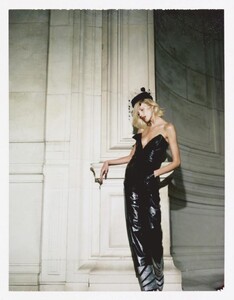 1290433150_VogueParisMay201909.thumb.jpg.2e1d1477a842a3d9fd0b23b232b4a4e6.jpg