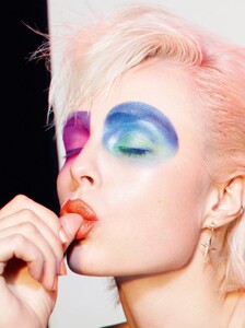 1312702651_VogueParisApril20197.thumb.jpg.79688602aae2298267a7cbcec39a7958.jpg