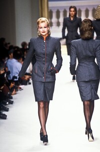 1329487635_HerveLeger1995WomenRTW1.thumb.jpg.0ee5b3f71b78f5991b59edf056bcecd1.jpg