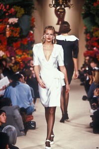 1339901666_YvesSaintLaurent1995HauteCouture51.thumb.jpg.824ea9828dc4589bd3a950785221fa29.jpg