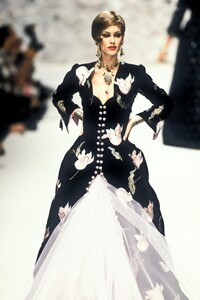 1343213496_EmanuelUngaro1995HauteCouture102.thumb.jpg.d8b679b7369dbe97a126c22f8246f267.jpg