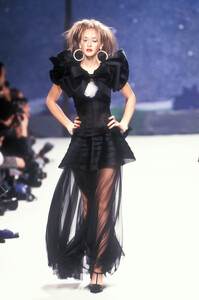 1402552636_Chanel1995HauteCouture135.thumb.jpg.4b86b6fd243119b58af67eaa8aa24e32.jpg