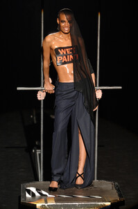 1435904099_MaisonMartinMargiela2006WomenRTW89.thumb.jpg.441ae0899b081573a1c600bfffaf6e0f.jpg
