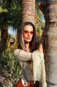 1437733003_AlessandraAmbrosio(18).thumb.jpg.016e00767f5a7c9da7c13e3cd8f9ca18.jpg