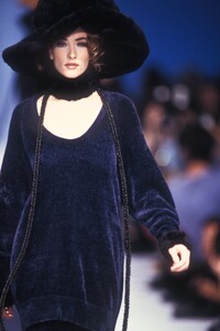 146004565_KarlLagerfeld1992WomenRTW58.thumb.jpg.c48efa1fd84504ac5348e22790faed11.jpg