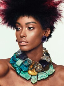 151032494_VogueParisApril201914.thumb.jpg.23a4db51e329afc5e33515ecc48c25b7.jpg