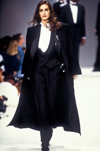 1519280109_Cerruti1992WomenRTW50.thumb.jpg.fd04ea79fdd5075fb01d6d3440eec432.jpg