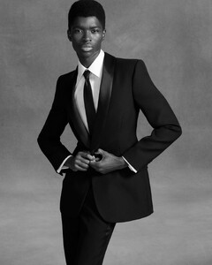 1539780484_VogueUSNovember2020109.thumb.jpg.678c05b71d54053aa0394d41f81fc174.jpg