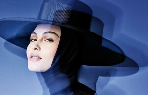 1571860684_VogueChinaDecember2018-2.thumb.jpg.941d556f2ae5a41d6f09ffafae5e94e8.jpg