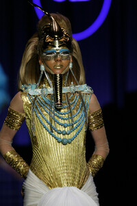 1573953682_ChristianDior2004HauteCouture68.thumb.jpg.1d15d7aaffe31864ed695baacd9a8bf3.jpg