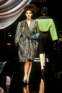 1576309908_ChristianDior1995HauteCouture1.thumb.jpg.9a9f0b0246c398a5e47cf35613562f5c.jpg