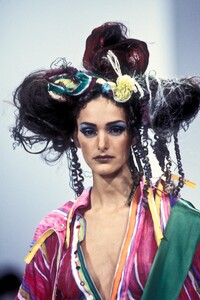 1585453146_JohnGalliano1993WomenRTW56.thumb.jpg.3b9309f418e081dc7b088fc2fb3af9f1.jpg