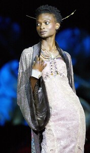 1585766118_Givenchy1992HauteCouture49.thumb.jpg.a95618a5cdc3ef16d1887ee4226e17e2.jpg