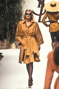 1599016922_YvesSaintLaurent1995WomenRTW43.thumb.jpg.539284c163f712c68239e816404816ed.jpg