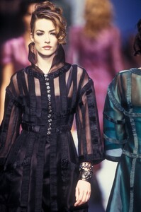160884202_KarlLagerfeld1992WomenRTW87.thumb.jpg.45323b21a4ad4829633f575530752244.jpg