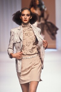 1636734496_Valentino1995WomenRTW60.thumb.jpg.fc6fbfc2ffde37ab787af44b46ea5f25.jpg