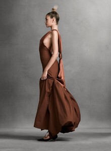 1681040697_VogueUSNovember2020105.thumb.jpg.561837d65ad3b2e52aa224f8bd5ad29b.jpg