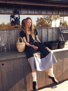 1681067854_VogueParisNovember2019017.thumb.jpg.dc58c551438d61cba1090058e99d75f8.jpg