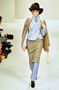 1683298631_carolynpark-chapmanvw9616-.thumb.jpg.2e69e6f459c57bdd54ffd736d03378e5.jpg