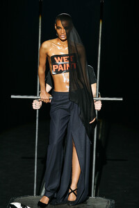 1683606566_MaisonMartinMargiela2006WomenRTW87.thumb.jpg.be18a2967f30b9718a40f63299aa8045.jpg