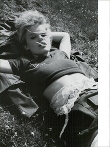 1694129214_ARCHIVIO-VogueItalia(August2009)-GeorgiaMayJagger-011.thumb.jpg.494b969f551cfde7e9c3e7ab4aec94a4.jpg
