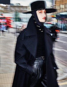1707285212_VogueChinaDecember2018-11.thumb.jpg.9daca15bb4636a950b3bbf7617b29939.jpg