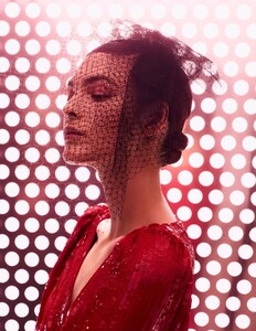 1714415399_VogueChinaMarch201910.thumb.jpg.cdf21136ef34c04756699fb030a71094.jpg
