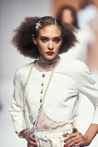 1791985670_Valentino1995WomenRTW51.thumb.jpg.2918e45b2755a9a4ee79758a33f53d79.jpg