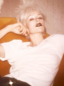 1810479876_VogueParisApril20199.thumb.jpg.fedf373899409479080bc3cfea3149ca.jpg