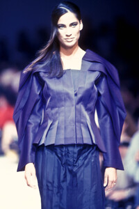 1898672132_IsseyMiyake1991WomenRTW143.thumb.jpg.45461fac64e6b4ec1a8dde1a8aeb122f.jpg