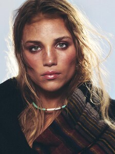 2040421017_VogueParisApril201913.thumb.jpg.6f45fc21e24e84c13457d53c7690608e.jpg