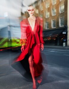 2041096399_VogueChinaDecember2018-13.thumb.jpg.3247923d27e54250cf7151f347df67c0.jpg