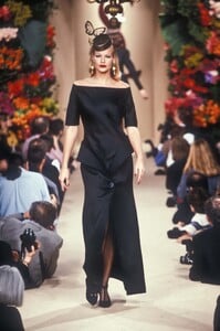 2056328385_YvesSaintLaurent1995HauteCouture57.thumb.jpg.3936830d45743195971ad220e330c1db.jpg