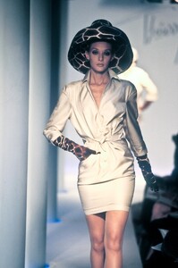 2110047903_ThierryMugler1996WomenRTW63.thumb.jpg.f85fbc446c95fe37e9aae8988347d9ac.jpg