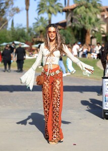 244816670_AlessandraAmbrosio(10).thumb.jpg.4b27d36a758d69288c2c78735279d238.jpg