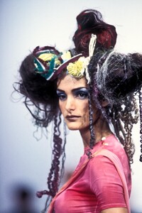 247411883_JohnGalliano1993WomenRTW128.thumb.jpg.5191053ff8db07d2128b76fa86192222.jpg