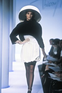 262274908_ThierryMugler1996WomenRTW11.thumb.jpg.96693d1c35959e18b551989f45816fd1.jpg