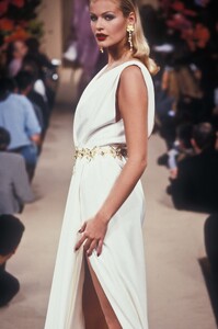 281773839_YvesSaintLaurent1995HauteCouture145.thumb.jpg.838e891e2885a95c1859368c45d88ac1.jpg