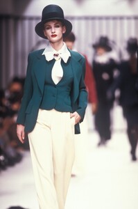 281867866_KarlLagerfeld1989WomenRTW26.thumb.jpg.2ae82a3b88b33801a6c4d416af74d98e.jpg