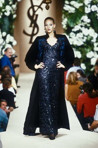 345206649_YvesSaintLaurent1995HauteCouture127.thumb.jpg.31363471a90ed5c4b41eb2d25aca55f5.jpg