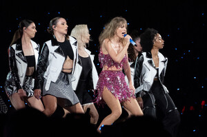 347688615_taylor-swift-7.thumb.jpg.0448e1ca6dff9f1df94c7e320bb2eb1f.jpg