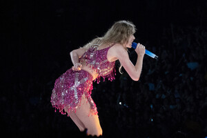 347688750_taylor-swift-20.thumb.jpg.f1e45c4ba655d519a9daadb386b4c21f.jpg