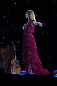 347688798_taylor-swift-25.thumb.jpg.776bbebf19183ded10d42ddfc50fee4d.jpg