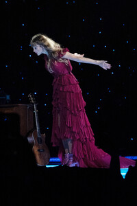 347688808_taylor-swift-26.thumb.jpg.47f655b7a9012ebdfa468cb44fc5496b.jpg