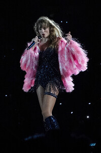 347688860_taylor-swift-32.thumb.jpg.35df17a3233704a3a5986f3487eb9061.jpg