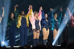 347688899_taylor-swift-36.thumb.jpg.0a8c8288acf9c850a241f25eb9e4fc86.jpg